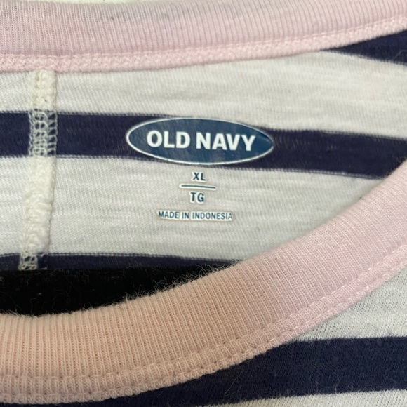 🎉5/$30 - Old Navy tee - Picture 2 of 3